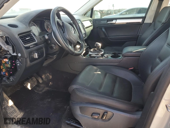 2012 Volkswagen Touareg Sport с VIN WVGFF9BP6CD001833, выставлен на аукционе Copart как лот 54188355 с пробегом 126 272 миль миль и Чистый • Clean title. История ставок и продаж доступна на DreamBid. Изображение 7.