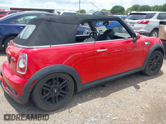 2013 MINI Convertible S z VIN WMWZP3C50DT297624, wystawiony jako IAAI lot #42558374 z przebiegiem 55 106 mil mil oraz . Historia ofert i sprzedaży dostępna na DreamBid. Obrazek 4.