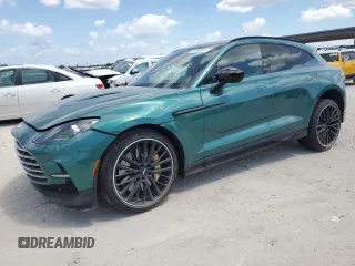 2023 Aston Martin DBX 707 z VIN SD7VUJBW8PTV06749, wystawiony jako Copart lot #53783065 z przebiegiem 8060 mil mil oraz Szkody całkowita. Historia ofert i sprzedaży dostępna na DreamBid. Obrazek 1.