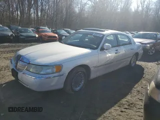 2002 Lincoln Town Car Cartier z VIN 1LNHM83W62Y623273, wystawiony jako Copart lot #49997785 z przebiegiem Nie podano mil oraz Szkody całkowita. Historia ofert i sprzedaży dostępna na DreamBid. Obrazek 1.