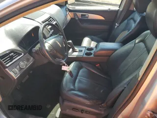 2013 Lincoln MKX z VIN 2LMDJ8JK1DBL36192, wystawiony jako Copart lot #56359355 z przebiegiem 132 913 mil mil oraz Szkoda całkowita • Salvage title. Historia ofert i sprzedaży dostępna na DreamBid. Obrazek 7.