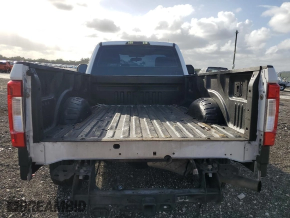 2017 Ford F-250 XL z VIN 1FTBF2A68HEB56355, wystawiony jako Copart lot #77892084 z przebiegiem 142 921 mil mil oraz Szkoda całkowita • Salvage title. Historia ofert i sprzedaży dostępna na DreamBid. Obrazek 10.