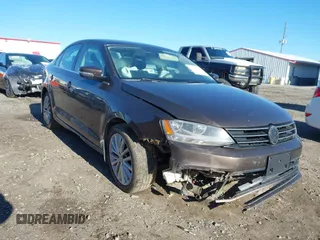 2015 Volkswagen Jetta SE z VIN 3VWD17AJ6FM242499, wystawiony jako IAAI lot #41837965 z przebiegiem 256 849 mil mil oraz . Historia ofert i sprzedaży dostępna na DreamBid. Obrazek 1.
