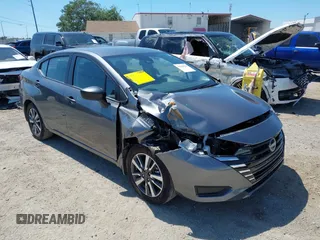 2024 Nissan Versa S z VIN 3N1CN8DV5RL920468, wystawiony jako IAAI lot #42040039 z przebiegiem 22 201 mil mil oraz . Historia ofert i sprzedaży dostępna na DreamBid. Obrazek 1.