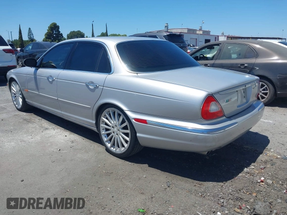 2004 Jaguar XJ R z VIN SAJWA73B94TG30153, wystawiony jako IAAI lot #42235384 z przebiegiem 91 172 mil mil oraz . Historia ofert i sprzedaży dostępna na DreamBid. Obrazek 3.