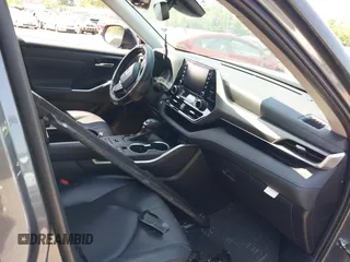 2022 Toyota Highlander XLE with VIN 5TDGZRBH6NS573548, listed as a IAAI auction lot 42398936 with 60,415 mi miles and . Bid and sale history available at DreamBid. Image 5.