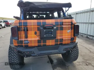 2021 Ford Bronco z VIN 1FMEE5BP9MLA70790, wystawiony jako Copart lot #61759644 z przebiegiem 2 741 mil mil oraz Szkoda całkowita • Salvage title. Historia ofert i sprzedaży dostępna na DreamBid. Obrazek 6.
