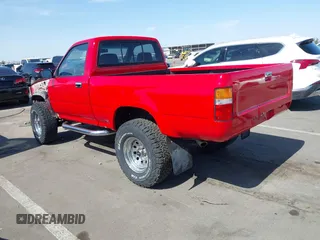 1990 Toyota Pickup DX z VIN JT4RN01P7L7019709, wystawiony jako IAAI lot #42448995 z przebiegiem 144 469 mil mil oraz . Historia ofert i sprzedaży dostępna na DreamBid. Obrazek 3.