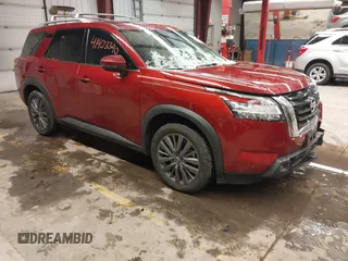 2023 Nissan Pathfinder SL z VIN 5N1DR3CD7PC230257, wystawiony jako IAAI lot #41403340 z przebiegiem 22 698 mil mil oraz . Historia ofert i sprzedaży dostępna na DreamBid. Obrazek 1.