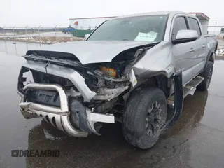 2020 Toyota Tacoma SR5 z VIN 3TMCZ5AN9LM290069, wystawiony jako IAAI lot #41938380 z przebiegiem 131 439 mil mil oraz . Historia ofert i sprzedaży dostępna na DreamBid. Obrazek 6.