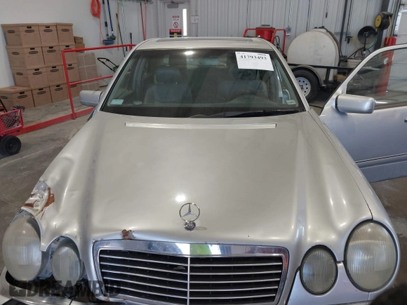 1999 Mercedes-Benz E-Class with VIN WDBJF82HXXX022432, listed as a IAAI auction lot 41793493 with 1 mi miles. Bid and sale history available at carsss.com. Image 10.