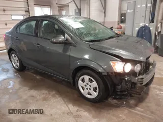 2016 Chevrolet Sonic LS z VIN 1G1JA5SH9G4112552, wystawiony jako IAAI lot #41735314 z przebiegiem 125 834 mil mil oraz . Historia ofert i sprzedaży dostępna na DreamBid. Obrazek 1.