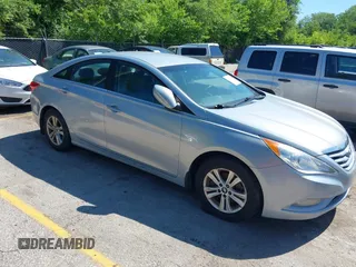 2013 Hyundai Sonata GLS z VIN 5NPEB4AC2DH594583, wystawiony jako IAAI lot #42328518 z przebiegiem 142 504 mil mil oraz . Historia ofert i sprzedaży dostępna na DreamBid. Obrazek 1.