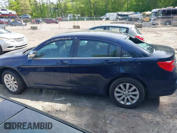 2014 Chrysler 200 Limited z VIN 1C3CCBCG2EN192433, wystawiony jako IAAI lot #42211314 z przebiegiem 158 668 mil mil oraz . Historia ofert i sprzedaży dostępna na DreamBid. Obrazek 15.