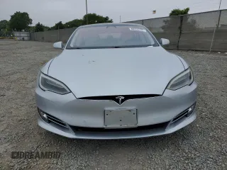 2018 Tesla Model S 75D z VIN 5YJSA1E25JF282919, wystawiony jako Copart lot #60255745 z przebiegiem 94 066 mil mil oraz Szkoda całkowita • Salvage title. Historia ofert i sprzedaży dostępna na DreamBid. Obrazek 5.