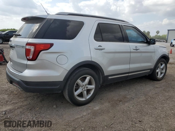 2018 Ford Explorer XLT z VIN 1FM5K7D85JGA54665, wystawiony jako Copart lot #50333465 z przebiegiem 59 877 mil mil oraz Szkoda całkowita • Salvage title. Historia ofert i sprzedaży dostępna na DreamBid. Obrazek 3.