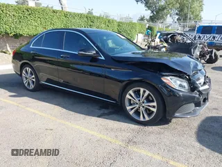 2018 Mercedes-Benz C 300 z VIN 55SWF4JB4JU273394, wystawiony jako IAAI lot #42497154 z przebiegiem 55 606 mil mil oraz . Historia ofert i sprzedaży dostępna na DreamBid. Obrazek 1.