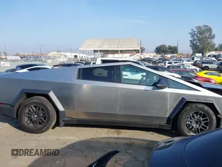 2024 Tesla Cybertruck с VIN 7G2CEHEDXRA050258, выставлен на аукционе IAAI как лот 41200586 с пробегом 495 миль миль и . История ставок и продаж доступна на DreamBid. Изображение 13.