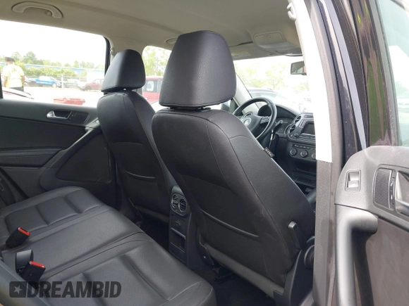 2016 Volkswagen Tiguan S z VIN WVGAV7AX0GW519952, wystawiony jako IAAI lot #42331644 z przebiegiem 92 232 mil mil oraz . Historia ofert i sprzedaży dostępna na DreamBid. Obrazek 8.