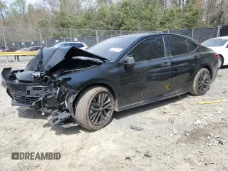 2025 Toyota Camry LE z VIN 4T1DAACK2SU574673, wystawiony jako Copart lot #52281515 z przebiegiem 8 524 mil mil oraz Szkoda całkowita • Salvage title. Historia ofert i sprzedaży dostępna na DreamBid. Obrazek 1.