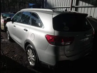 2017 Kia Sorento LX with VIN 5XYPG4A31HG193291, listed as a IAAI auction lot 41711059 with 119,491 mi miles. Bid and sale history available at carsss.com. Image 3.