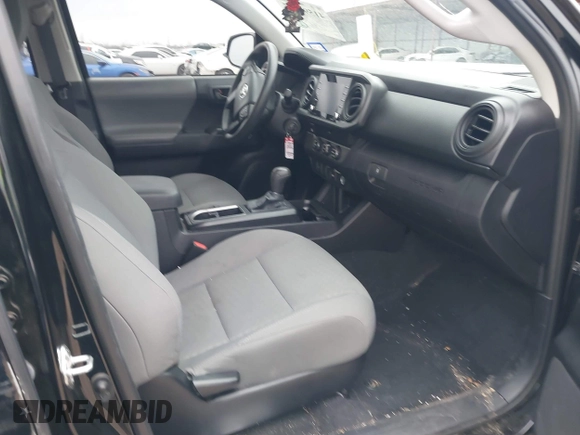 2021 Toyota Tacoma SR z VIN 5TFAX5GNXMX193978, wystawiony jako IAAI lot #41595827 z przebiegiem 43 999 mil mil oraz . Historia ofert i sprzedaży dostępna na DreamBid. Obrazek 5.