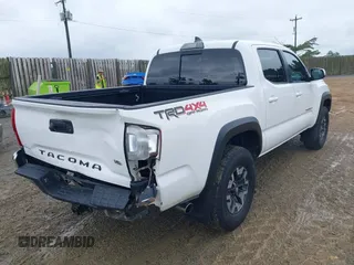 2017 Toyota Tacoma SR5 z VIN 5TFCZ5AN9HX115659, wystawiony jako IAAI lot #42375002 z przebiegiem 105 170 mil mil oraz . Historia ofert i sprzedaży dostępna na DreamBid. Obrazek 4.