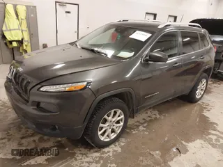 2016 Jeep Cherokee Latitude z VIN 1C4PJMCS2GW133592, wystawiony jako IAAI lot #41523996 z przebiegiem 193 154 mil mil oraz . Historia ofert i sprzedaży dostępna na DreamBid. Obrazek 17.