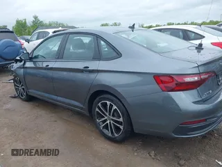 2024 Volkswagen Jetta Sport z VIN 3VWBM7BUXRM034024, wystawiony jako IAAI lot #42242892 z przebiegiem 7 996 mil mil oraz . Historia ofert i sprzedaży dostępna na DreamBid. Obrazek 15.