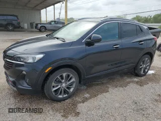 2021 Buick Encore GX Select z VIN KL4MMDSL8MB038536, wystawiony jako Copart lot #53025285 z przebiegiem 114 493 mil mil oraz Czysty tytuł • Clean title. Historia ofert i sprzedaży dostępna na DreamBid. Obrazek 1.