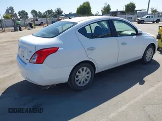 2012 Nissan Versa SV z VIN 3N1CN7APXCL925673, wystawiony jako IAAI lot #42533456 z przebiegiem 100 367 mil mil oraz . Historia ofert i sprzedaży dostępna na DreamBid. Obrazek 4.