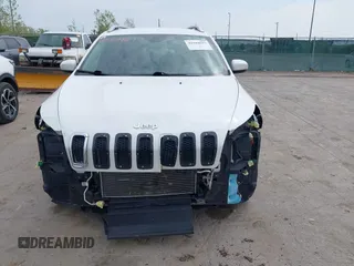 2017 Jeep Cherokee Latitude z VIN 1C4PJLCB4HD218750, wystawiony jako IAAI lot #42104697 z przebiegiem 153 708 mil mil oraz . Historia ofert i sprzedaży dostępna na DreamBid. Obrazek 13.