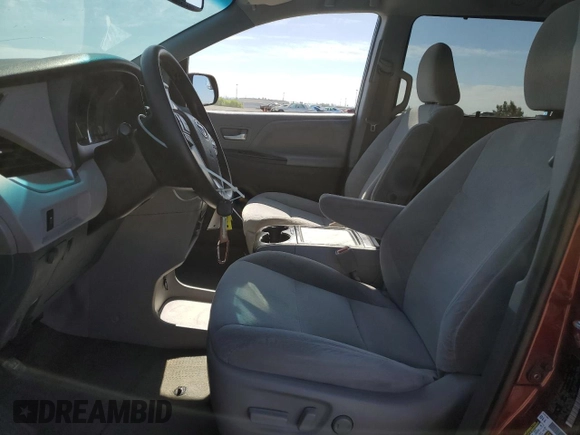 2017 Toyota Sienna LE Auto Access Seat с VIN 5TDKZ3DC9HS879429, выставлен на аукционе Copart как лот 58026905 с пробегом 121 659 миль миль и Списание • Salvage title. История ставок и продаж доступна на DreamBid. Изображение 7.
