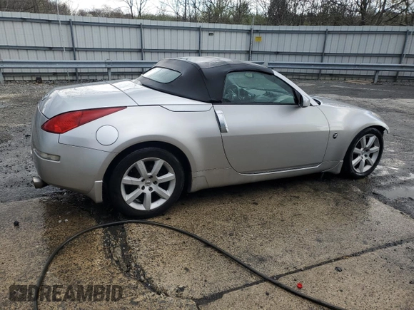 2004 Nissan 350Z Enthusiast z VIN JN1AZ36A54T015600, wystawiony jako Copart lot #53322995 z przebiegiem 114 850 mil mil oraz Czysty tytuł • Clean title. Historia ofert i sprzedaży dostępna na DreamBid. Obrazek 3.