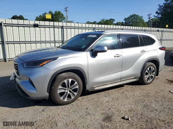 2021 Toyota Highlander XLE with VIN 5TDGZRAHXMS082996, listed as a Copart auction lot 52642695 with 53,483 mi miles and Salvage Title. Bid and sale history available at carsss.com. Image 1.