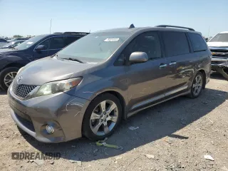 2012 Toyota Sienna SE z VIN 5TDXK3DC0CS239743, wystawiony jako Copart lot #49504855 z przebiegiem 113 160 mil mil oraz Szkoda całkowita • Salvage title. Historia ofert i sprzedaży dostępna na DreamBid. Obrazek 1.