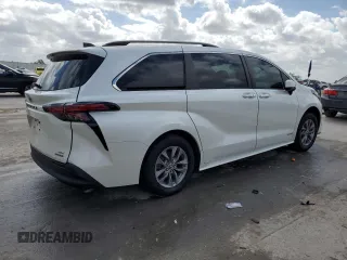 2021 Toyota Sienna XLE with VIN 5TDYRKEC0MS061455, listed as a Copart auction lot 47633565 with 64,782 mi miles and Salvage Title. Bid and sale history available at carsss.com. Image 3.