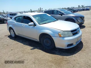 2012 Dodge Avenger SXT z VIN 1C3CDZCB4CN186818, wystawiony jako IAAI lot #42266733 z przebiegiem 210 364 mil mil oraz . Historia ofert i sprzedaży dostępna na DreamBid. Obrazek 1.