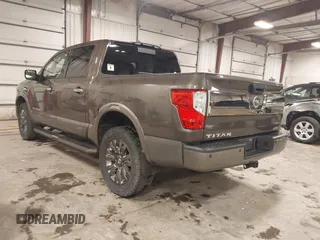 2017 Nissan Titan SV z VIN 1N6AA1E58HN523578, wystawiony jako IAAI lot #42160359 z przebiegiem 101 499 mil mil oraz . Historia ofert i sprzedaży dostępna na DreamBid. Obrazek 3.