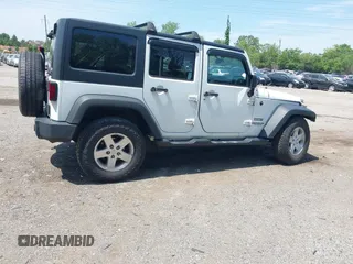 2014 Jeep Wrangler Unlimited Sport z VIN 1C4BJWDG6EL115627, wystawiony jako IAAI lot #42245390 z przebiegiem 121 944 mil mil oraz . Historia ofert i sprzedaży dostępna na DreamBid. Obrazek 4.