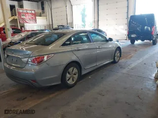 2014 Hyundai Sonata Hybrid with VIN KMHEC4A4XEA113716, listed as a IAAI auction lot 40488884 with 154,548 mi miles. Bid and sale history available at carsss.com. Image 4.