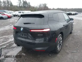 2024 BMW iX xDrive50 z VIN WB523CF00RCN76736, wystawiony jako IAAI lot #41162938 z przebiegiem 21 575 mil mil oraz . Historia ofert i sprzedaży dostępna na DreamBid. Obrazek 4.