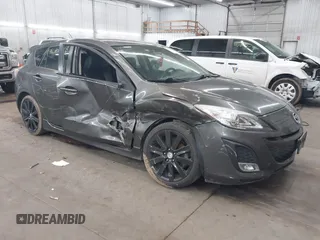 2011 Mazda 3 S Grand Touring z VIN JM1BL1M53B1432526, wystawiony jako IAAI lot #41670048 z przebiegiem 105 407 mil mil oraz . Historia ofert i sprzedaży dostępna na DreamBid. Obrazek 1.