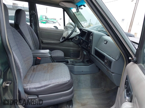1996 Jeep Cherokee Sport z VIN 1J4FT68S6TL267408, wystawiony jako IAAI lot #42385629 z przebiegiem 268 753 mil mil oraz . Historia ofert i sprzedaży dostępna na DreamBid. Obrazek 5.