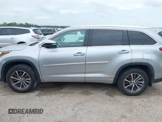 2017 Toyota Highlander XLE z VIN 5TDJZRFH6HS509725, wystawiony jako IAAI lot #42677602 z przebiegiem 120 311 mil mil oraz . Historia ofert i sprzedaży dostępna na DreamBid. Obrazek 14.