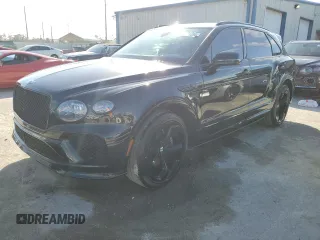 2022 Bentley Bentayga V8 z VIN SJAAM2ZV9NC013534, wystawiony jako Copart lot #74924334 z przebiegiem 10 200 mil mil oraz Nie do naprawy. Historia ofert i sprzedaży dostępna na DreamBid. Obrazek 1.