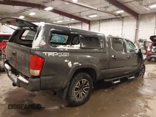 2020 Toyota Tacoma SR5 z VIN 5TFDZ5BN5LX049669, wystawiony jako IAAI lot #41172088 z przebiegiem 80 559 mil mil oraz . Historia ofert i sprzedaży dostępna na DreamBid. Obrazek 4.
