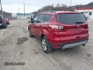 2018 Ford Escape SE z VIN 1FMCU9GD6JUA18684, wystawiony jako IAAI lot #41499540 z przebiegiem 105 127 mil mil oraz . Historia ofert i sprzedaży dostępna na DreamBid. Obrazek 3.