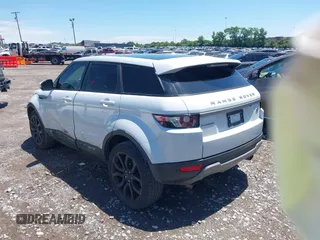 2015 Land Rover Range Rover Evoque Pure Premium z VIN SALVR2BG2FH075464, wystawiony jako IAAI lot #42268278 z przebiegiem 135 426 mil mil oraz . Historia ofert i sprzedaży dostępna na DreamBid. Obrazek 3.
