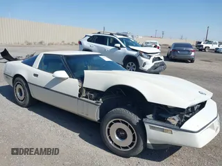 1984 Chevrolet Corvette z VIN 1G1AY0781E5110079, wystawiony jako IAAI lot #42416346 z przebiegiem 152 345 mil mil oraz . Historia ofert i sprzedaży dostępna na DreamBid. Obrazek 1.